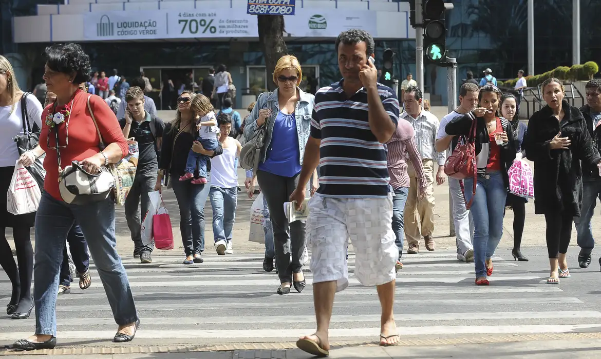 DESEMPREGO RECUA PARA 7,1%, O MENOR DO TRIMESTRE DESDE 2014