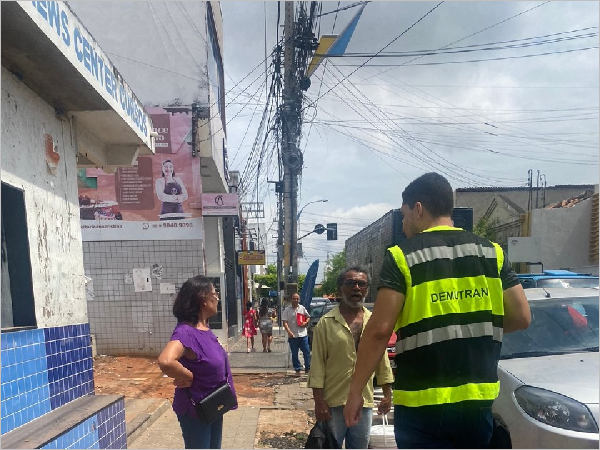 Agentes do Demutran em Juazeiro orientam sobre a nova parada de ônibus ao lado da Praça Padre Cícero