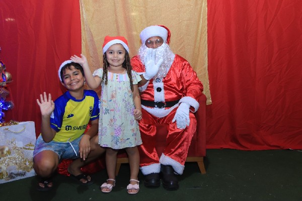 Papai Noel recebe crianças na Escola de Saberes, em Juazeiro do Norte