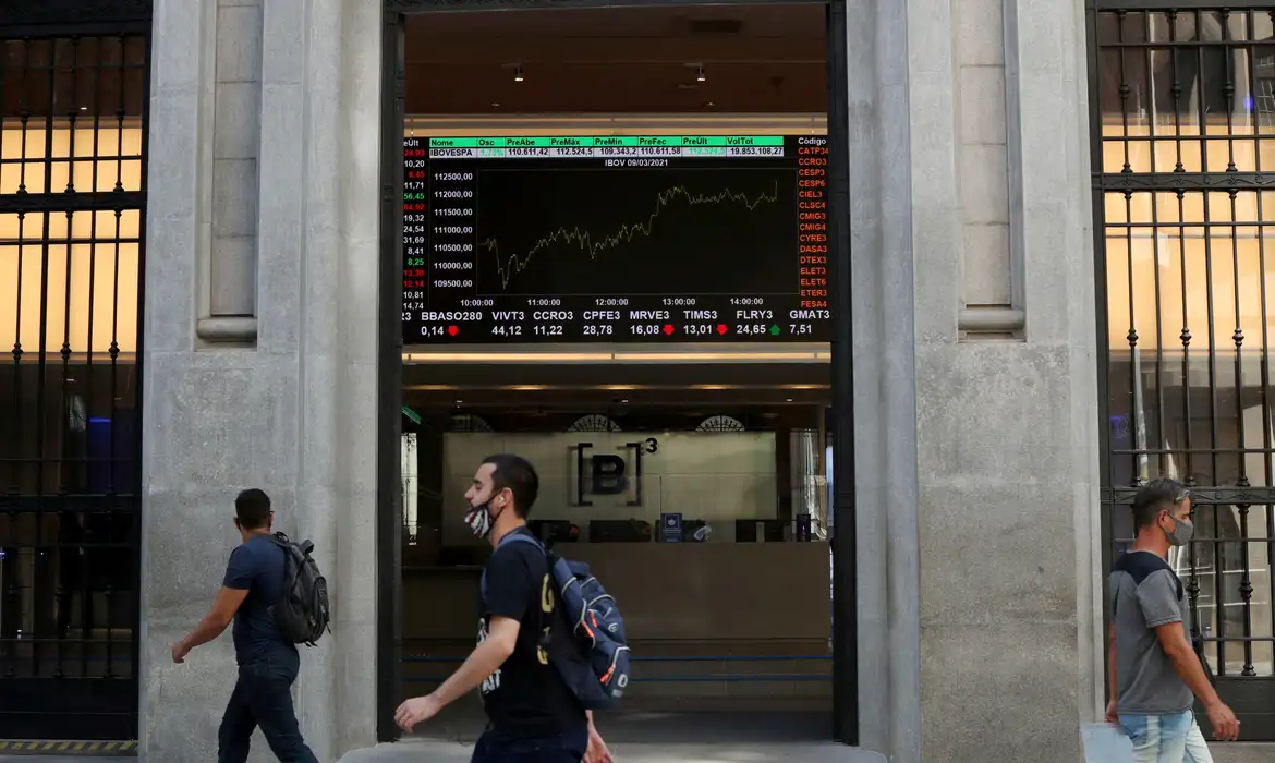 Bolsa sobe quase 2% e atinge maior nível em um mês e meio