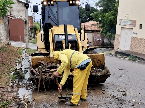 Prefeitura do Crato realiza mutirão no Seminário e alerta sobre o acúmulo de lixo nas ruas