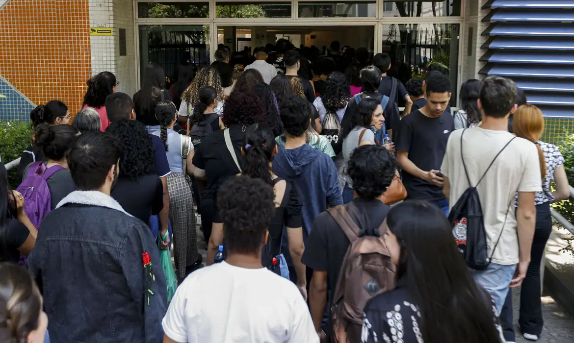 TCU suspende R$ 6 bilhões do Pé de Meia; MEC nega irregularidades