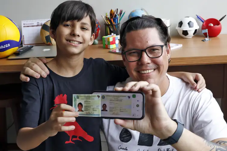 Brasília (DF), 10/02/2025 - Samuel Veiga Mendes e o seu pai Leonardo Mendes mostrram Nova Carteira de Identidade Nacional. Foto: Bruno Peres/Agência Brasil