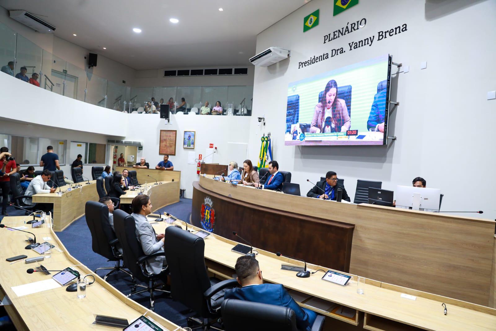 Câmara aprova projeto que prevê cestas básicas e kits de higiene para mulheres vítimas de violência e população LGBTQIA+