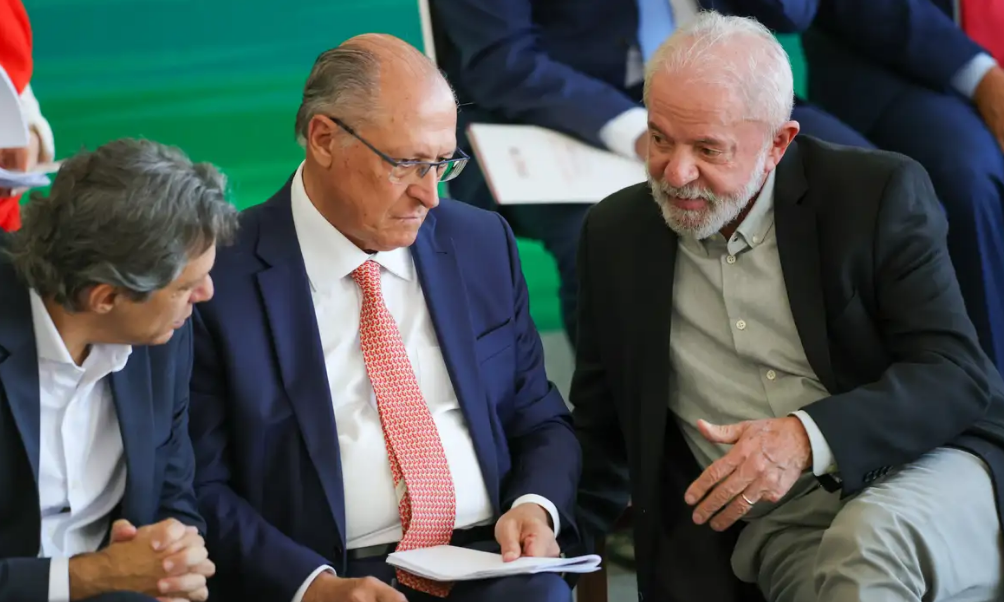 Governo vai trabalhar para reverter taxação dos EUA, diz Alckmin