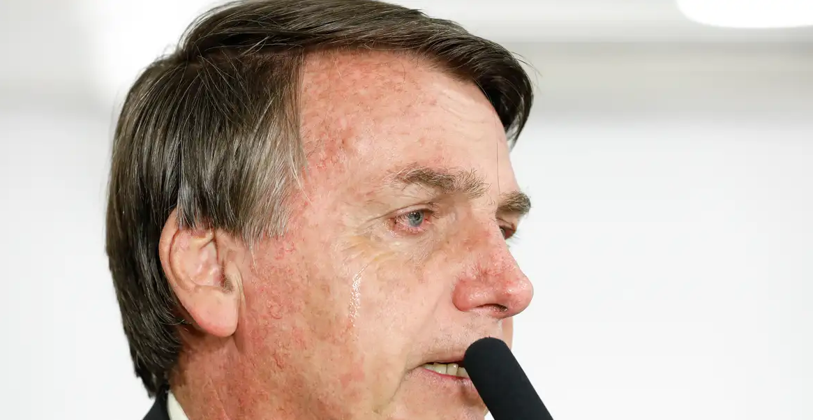 PF cumpre mandados na casa de Jair Bolsonaro, que usará tornozeleira