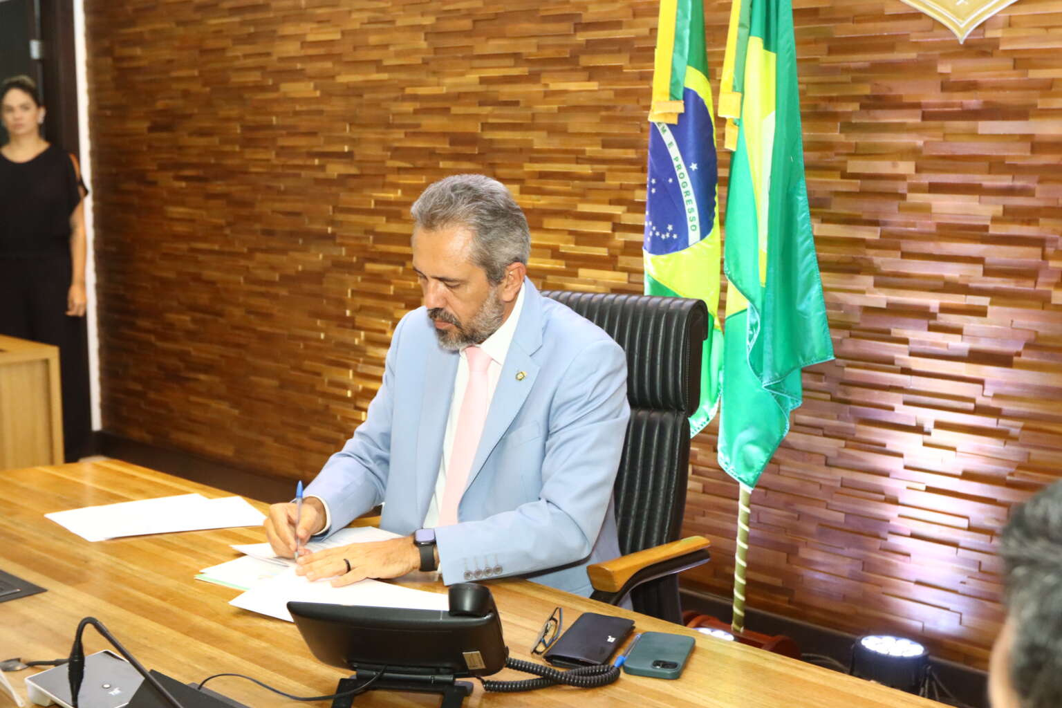 Pacote de medidas para minimizar impactos do tarifaço no Ceará, imposto pelos EUA, é sancionado