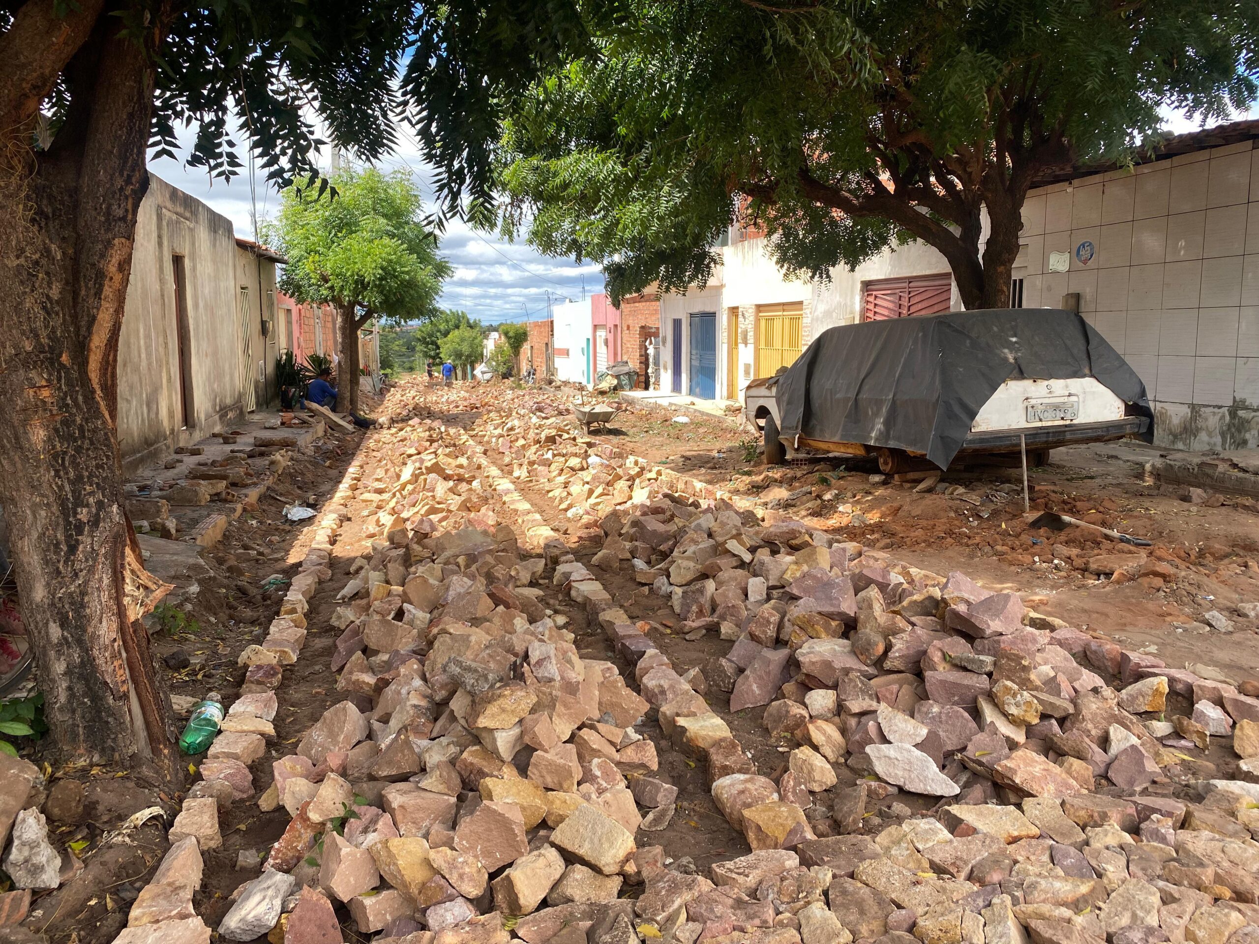 Articulação do presidente Felipe Vasques garante obras de calçamento na Rua Guilherme José Bezerra em Juazeiro do Norte