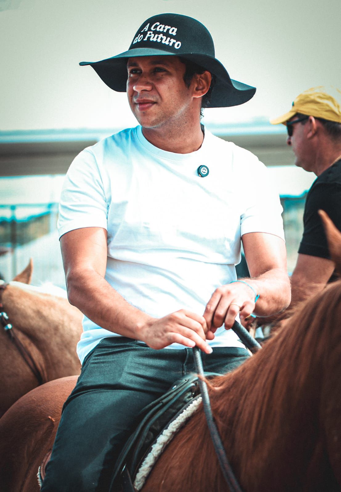 Com slogan no chapéu “A CARA DO FUTURO”, Felipe Vasques saúda os vaqueiros na cavalgada do Juazeiro do Norte