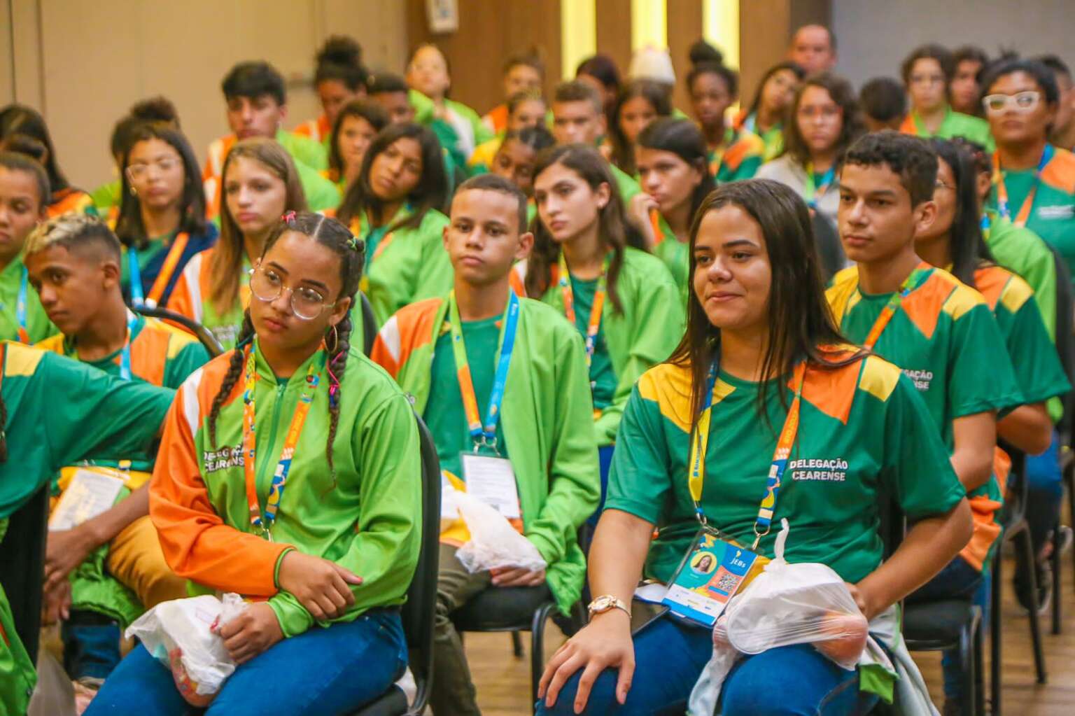 Governo do Ceará entrega passagens aéreas e uniformes às delegações que irão às etapas nacionais dos Jogos Escolares