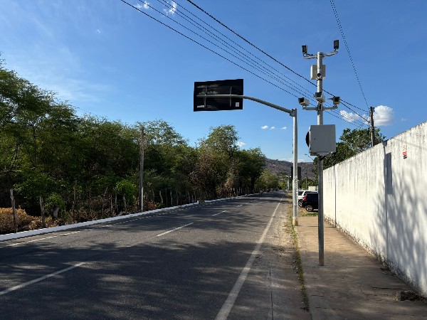 Radar eletrônico é instalado na Avenida do Agricultor para reforçar segurança viária