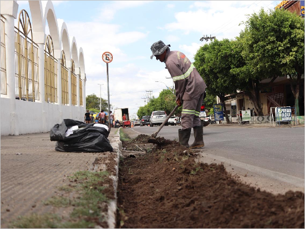 Serviços de desobstrução na rede de drenagem chegam a mais 5 áreas de Juazeiro do Norte