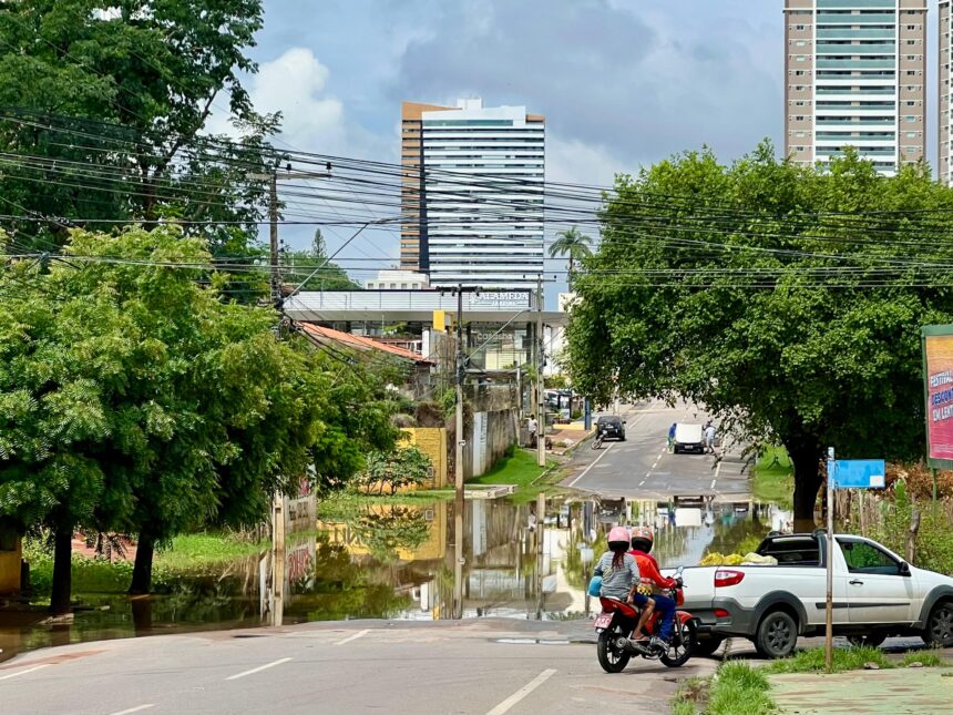 Chuva provoca alagamento na Lagoa da APUC e dificulta trânsito em Juazeiro do Norte