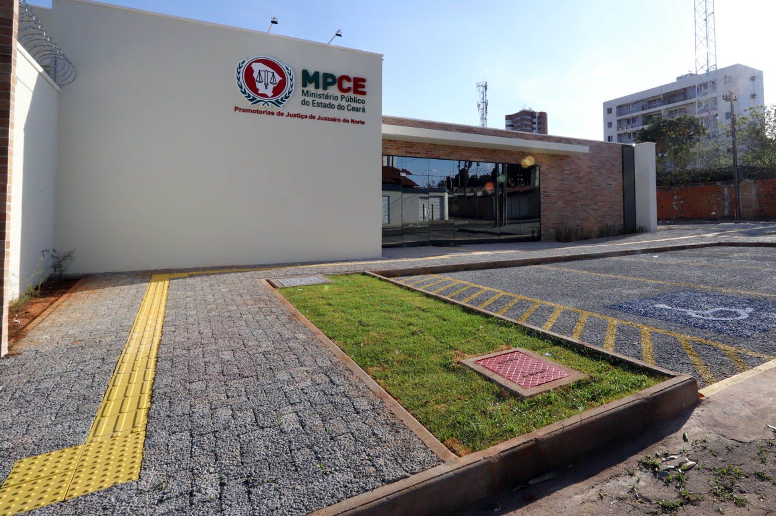 Decon interdita frigorífico e autua escolas durante fiscalizações em Juazeiro do Norte