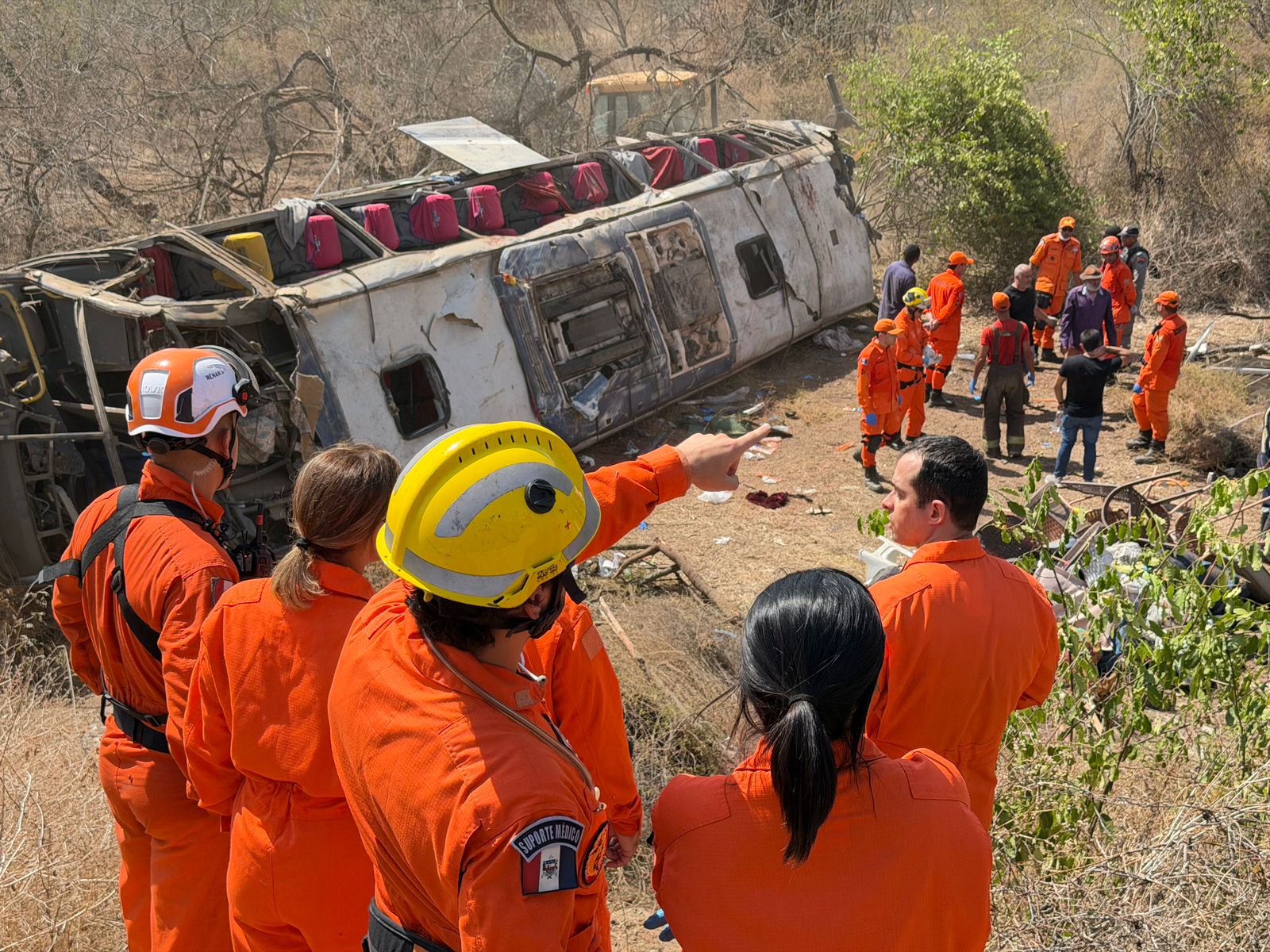 Ônibus com romeiros da Romaria de Candeias saindo de Juazeiro do Norte capota e deixa 15 mortos em Alagoas