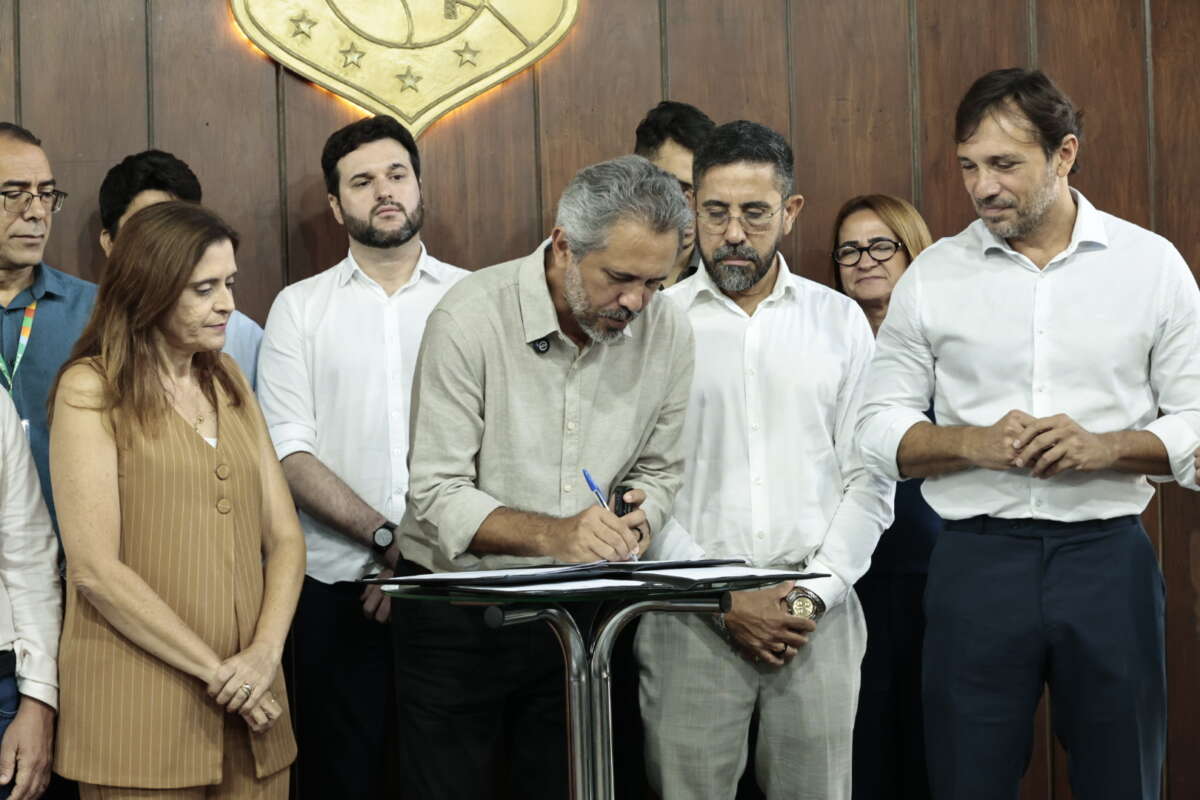 Governador Elmano de Freitas autoriza concurso público para 2 mil cargos de professores da rede estadual