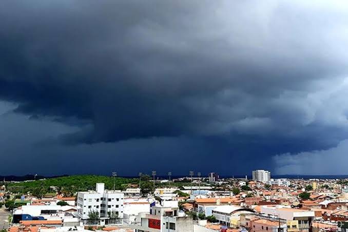 Chuvas atingem municípios do Cariri e devem continuar ao longo desta segunda-feira