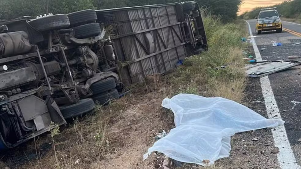 Acidente com ônibus deixa sete mortos e enluta equipe de basquete de Juazeiro do Norte