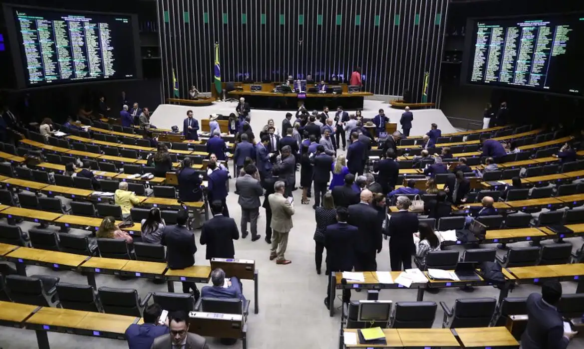 Congresso analisa fim da escala 6×1, “taxa das blusinhas” e outras pautas nesta semana