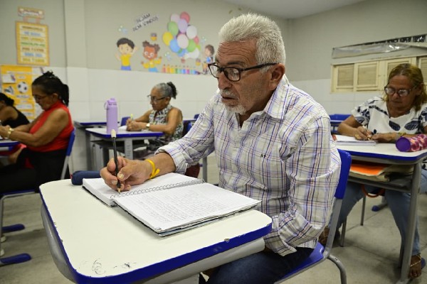 Após alfabetização, idosos de Juazeiro do Norte seguem estudos pela EJA