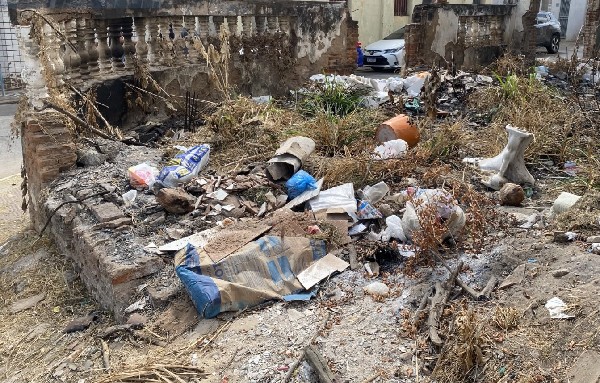 Imóvel abandonado é demolido após processo administrativo em Juazeiro do Norte